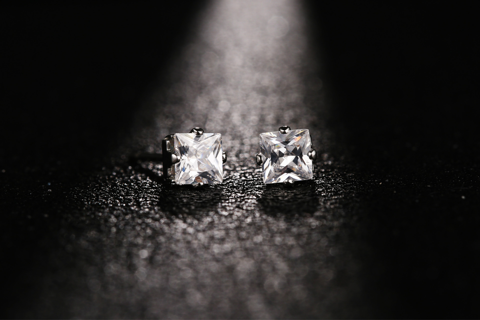 New Fashion Crown Diamond Copper Plated White Gold Four-claw Crystal Stud Earrings For Women Wholesale display picture 1
