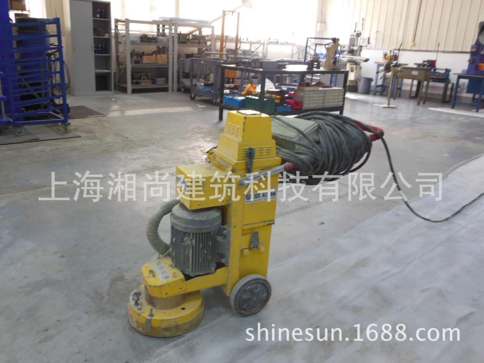 2用重型打磨机器将整个车间打磨毛糙原始耐磨水泥地面,以增强后