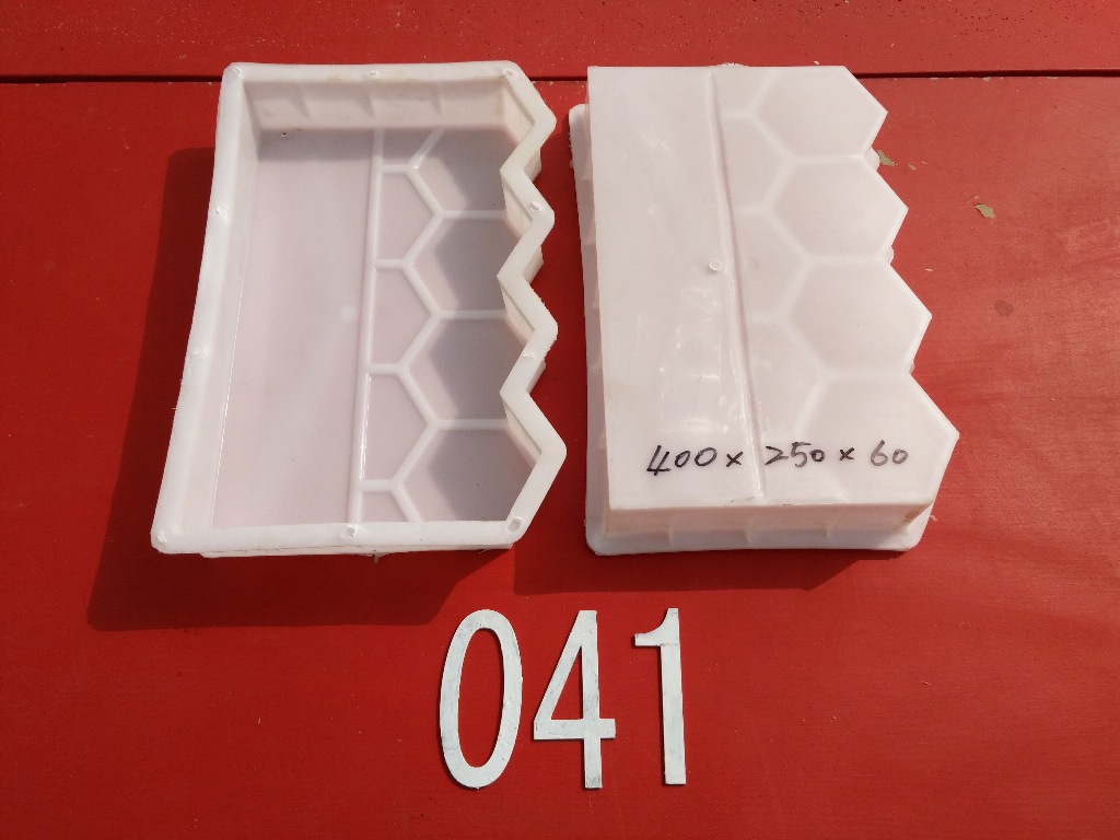 大批量供应草坪围栏花边石塑料模具厂家