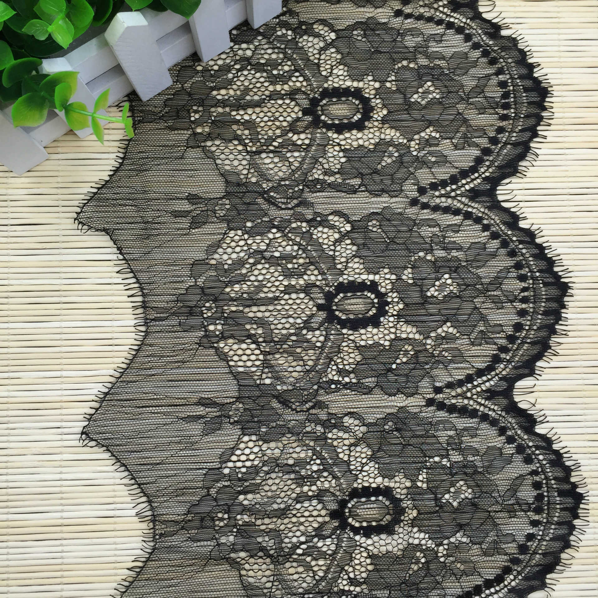 厂家现货供应蕾丝花边睫毛花边服装辅料内衣保暖衣花边