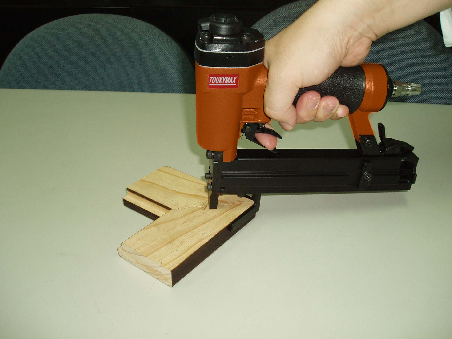 台湾Toukymax东畸气钉枪TK-V15EH相框画框镜框边框固定V角钉枪