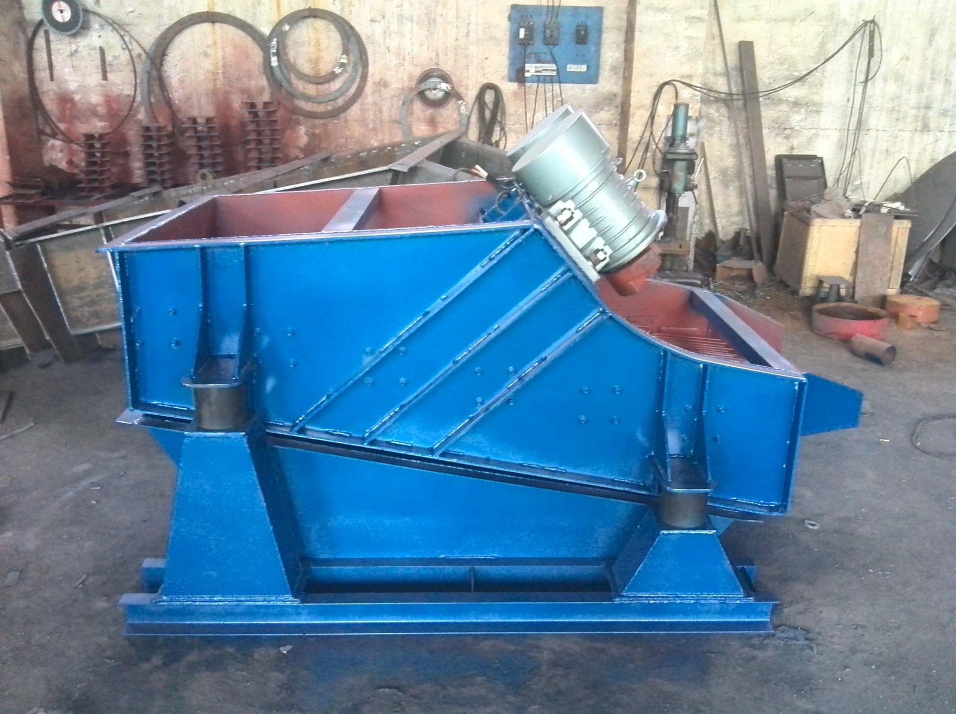 供应矿筛、矿用振动筛、振动电机、皮带输送机-遵义