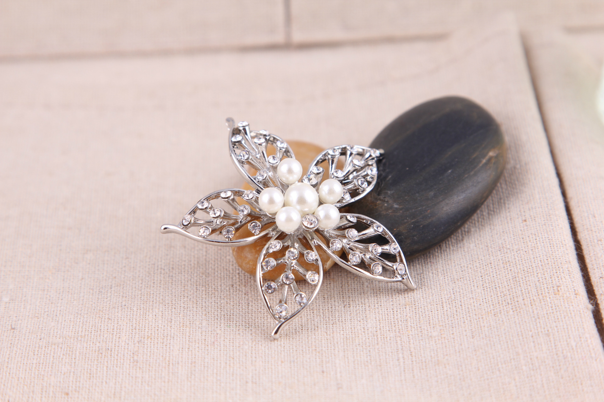 Perlų sagė penkiakampė žvaigždė elegantiškas aksesuaras_voghion.com