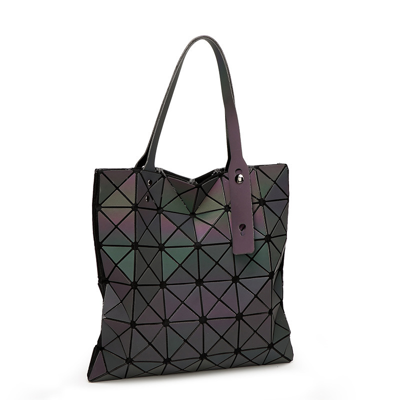 2021 våren trendiga triangelhandväska för kvinnor enkel axel * 6 geometriskt rutnät vikbar laserväska_voghion.com