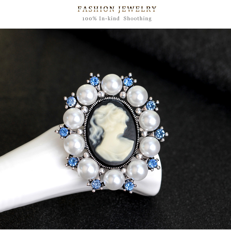 Vintage Beauty Head Brooch Pin Round Alloy Diamond Pearl Corsage Scarf Buckle display picture 7