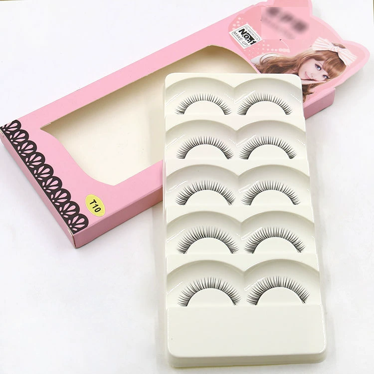 Fashionable lengthening long false eyelashes, natural makeup