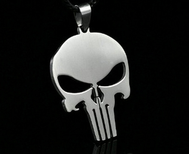 Collana da uomo in acciaio inossidabile di vendita calda con ciondolo a forma di teschio con personalità da supereroe e punizione_voghion.com