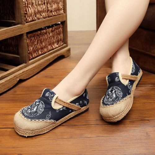 Tai chi kung fu shoes for women Thai national shoes hand woven flat heel round head easy to wear a non slip dragon totem cover shoes