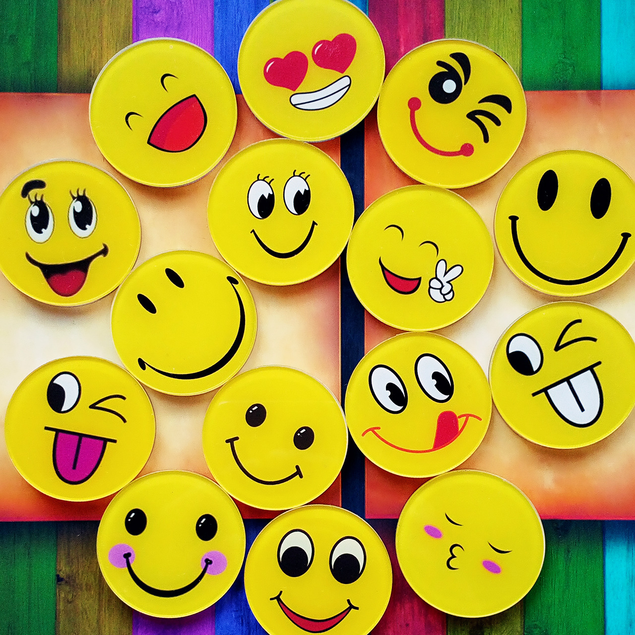 Japanese and Korean ins style cartoon selling cute smiling face girl's heart cute brooch small fresh simple badge DIY accessories