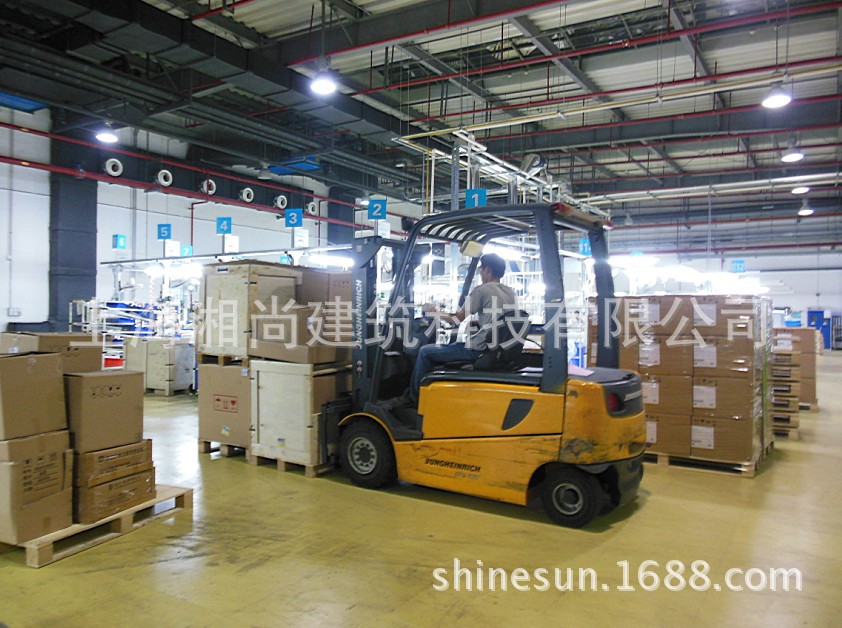 20.600mm600米黄色工业地板正在走叉车使用中