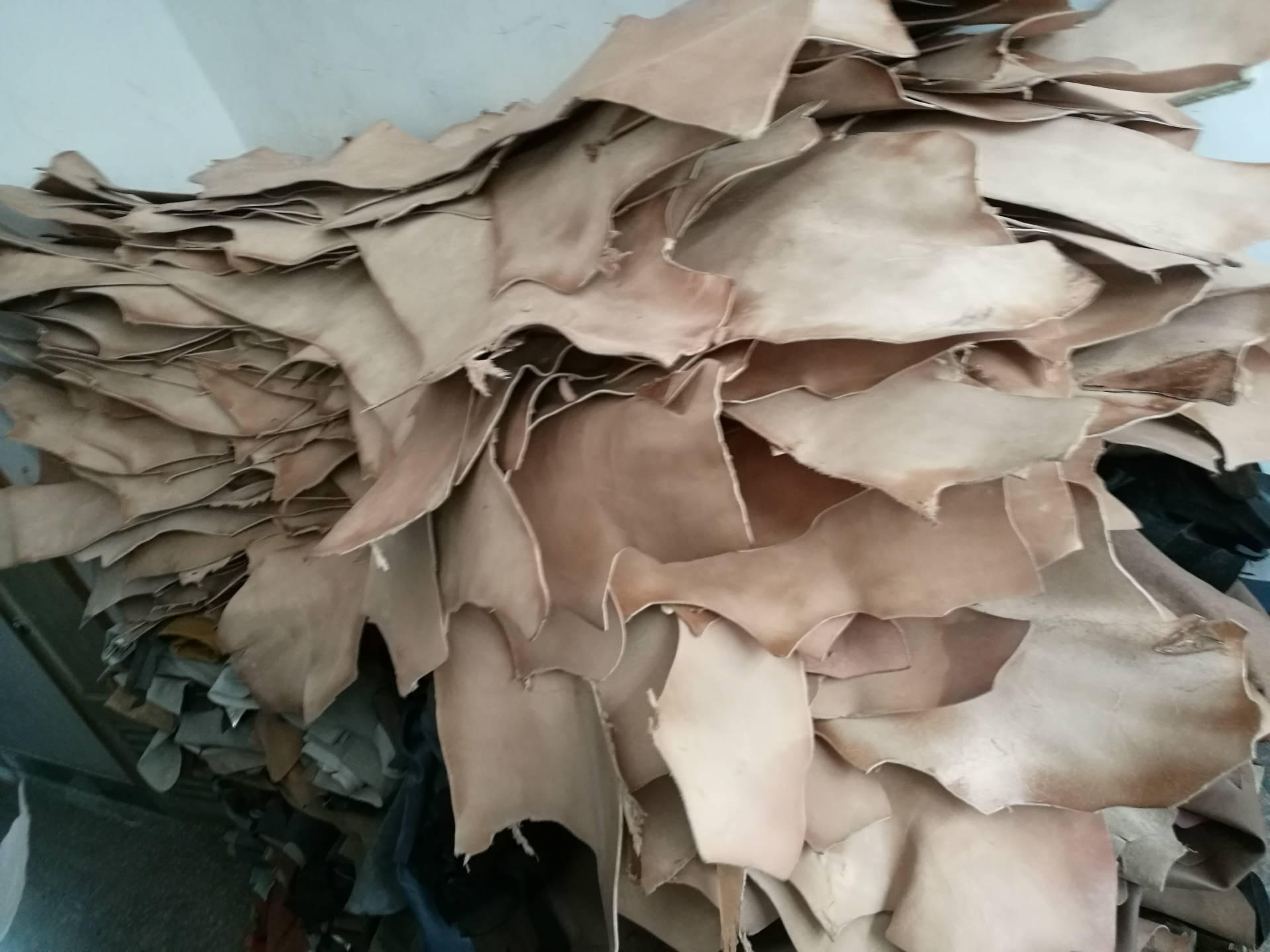 低价现货3.0-5.0mm厚头层植揉肚边皮 本色中底皮