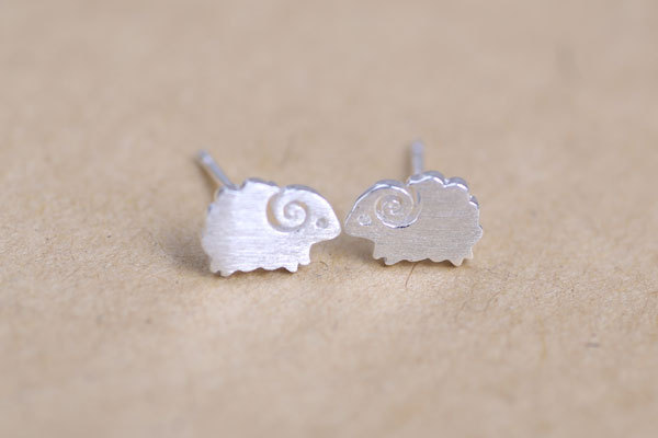 Cute Little Sheep Animal Ear Stud Chapado En Aleación Simple Sheep Matte Ear Pin Al Por Mayor display picture 6