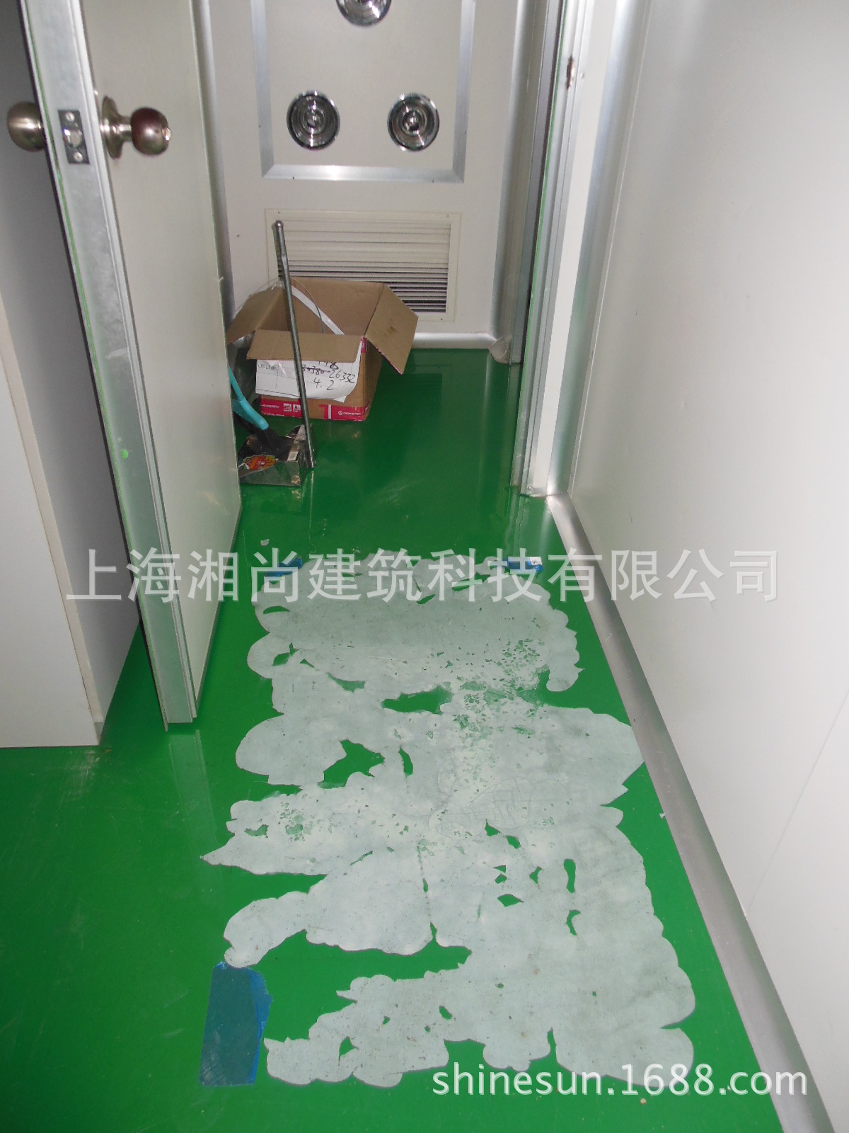1。IMI诺冠洁净室施工人工铲除破损起壳旧环氧地坪