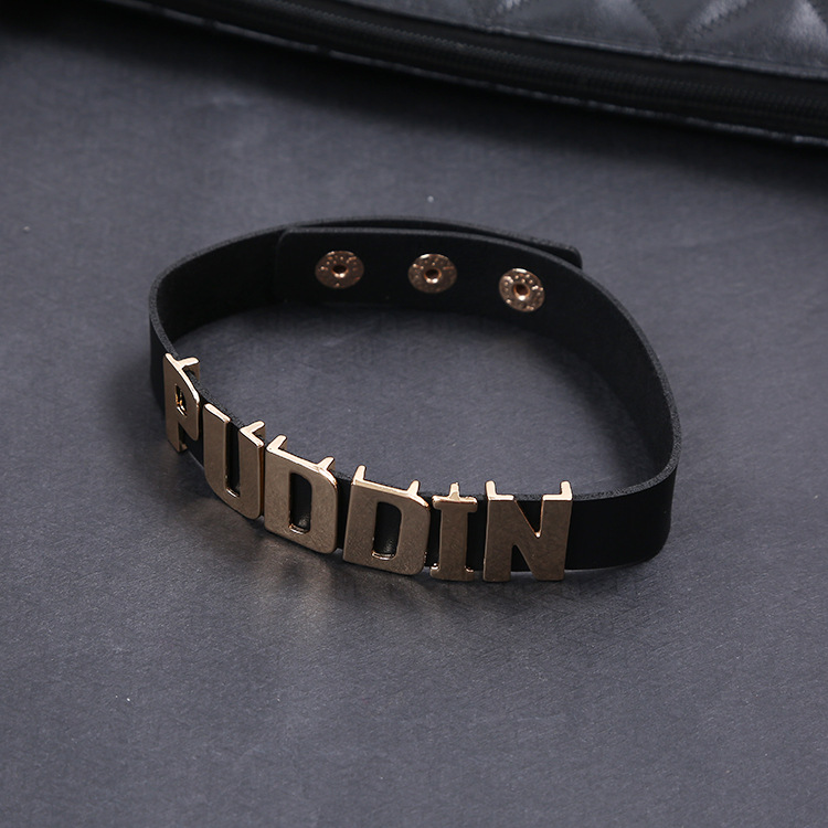 Collana Girocollo Puddin Per Cosplay Harley Quinn – Pelle Sintetica Con Lettere Dorate – Accessorio Per Feste E Halloween