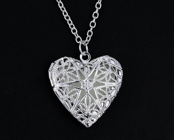 Collier en forme de cœur creux version coréenne pouvant être ouvert avec une petite photo d'un accessoire pendentif en forme de pêche_voghion.com