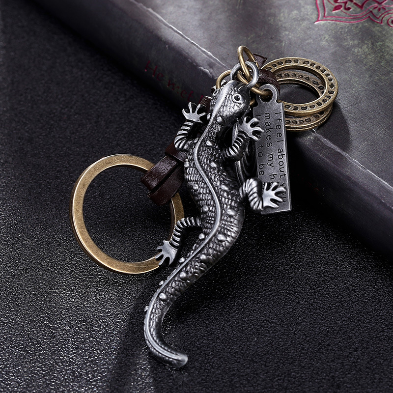 Retro gecko lizard leather keychain creative handwoven car key pendantpicture4