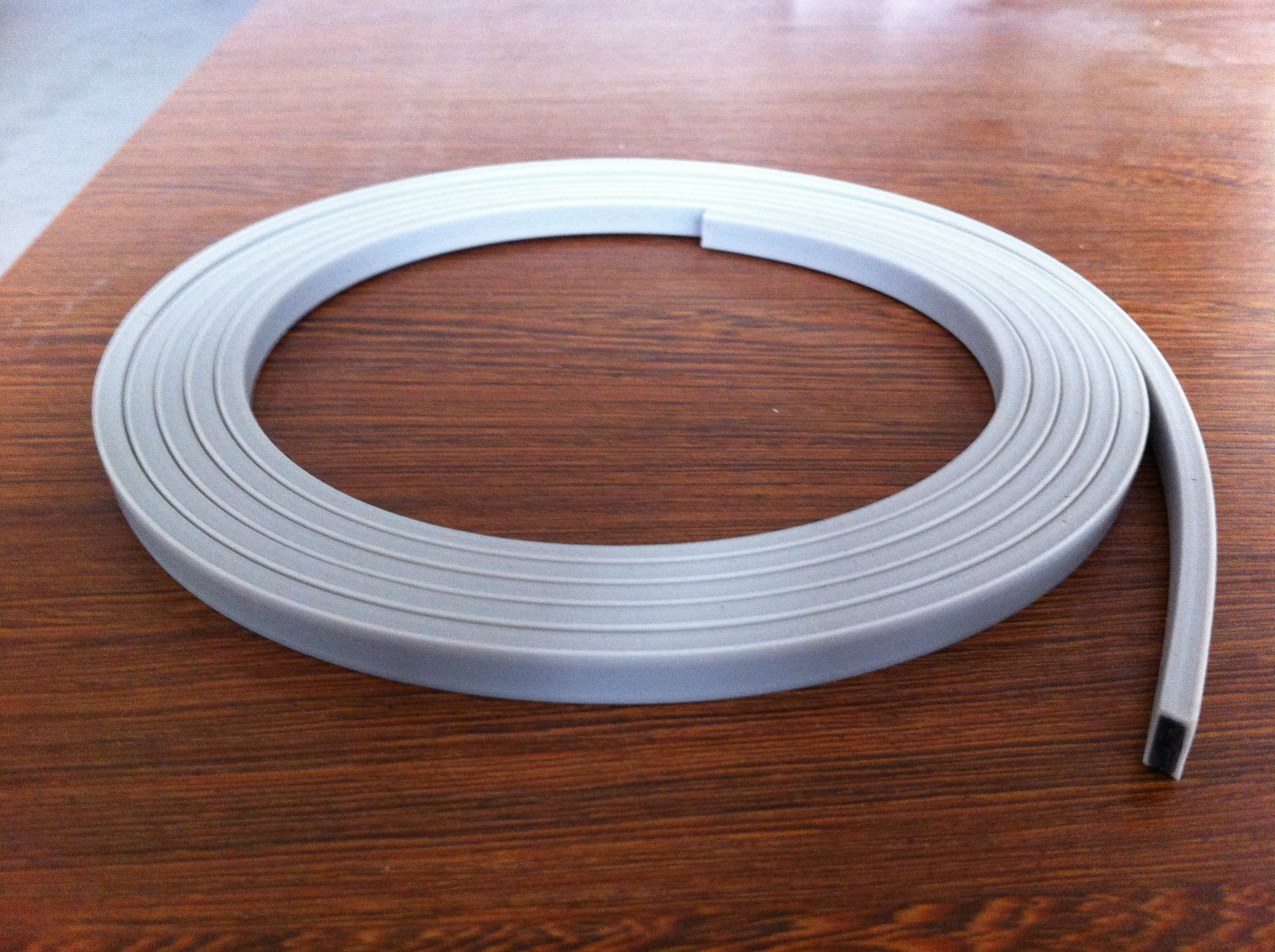 厂家供应优质磁性纱窗背胶磁条 3M胶塑料磁条 永久冰箱门磁条