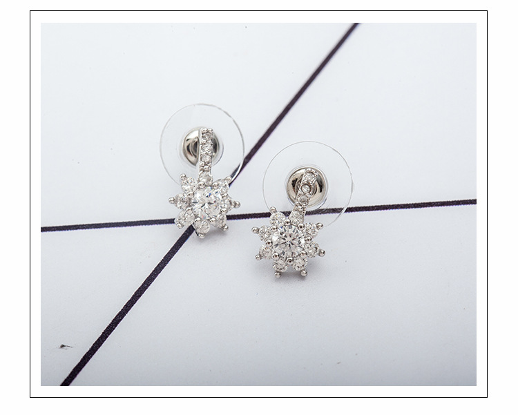 Korean Hot Sale Snowflake Earrings Female Fashion Geometric Diamond Flower Flower Earrings display picture 1