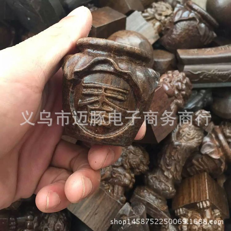 跑江湖地摊展会 印度沙尘木手把件皮黑手把件 工艺品