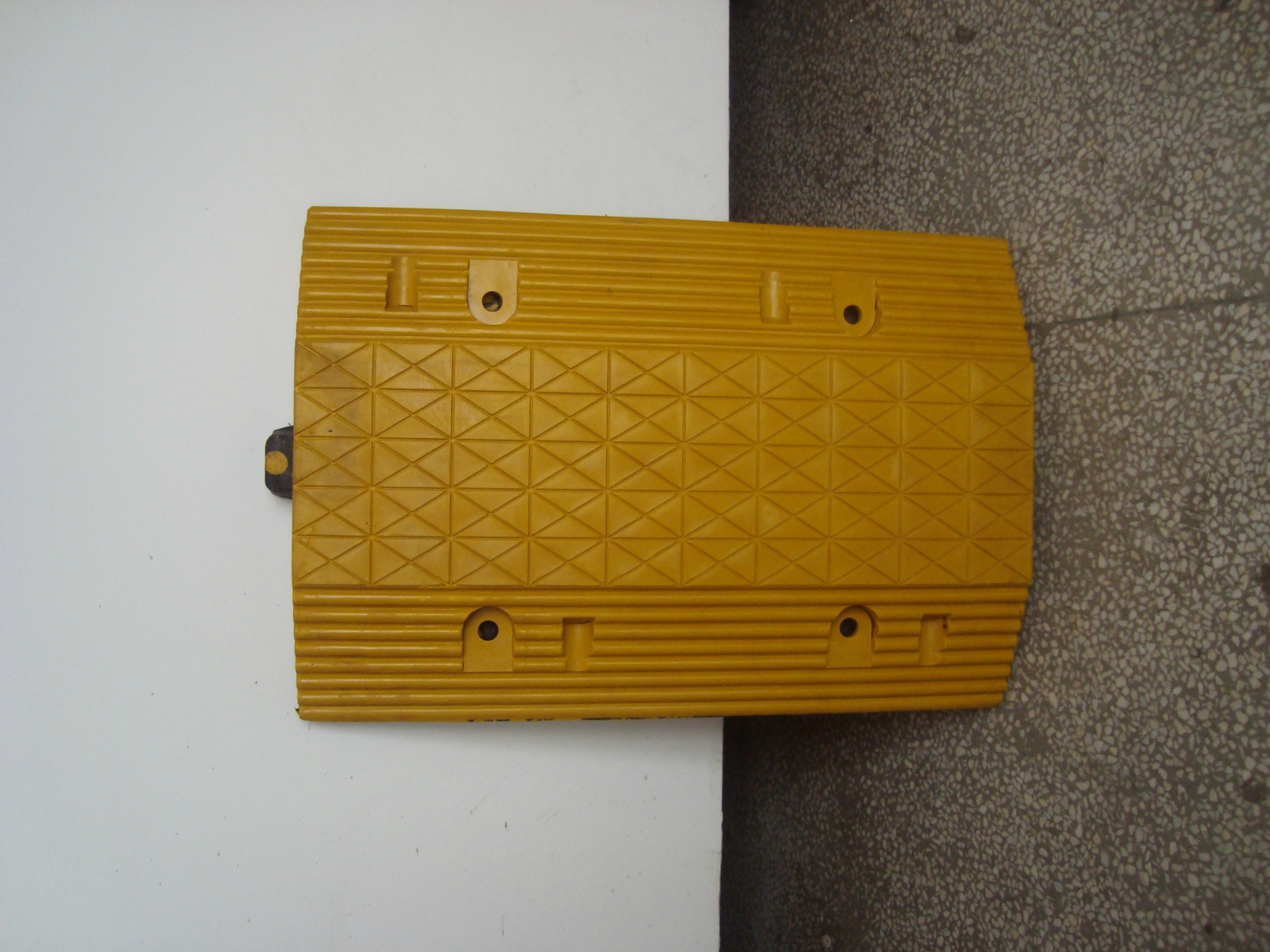 橡胶道路减速带 黄黑橡胶减速带 50*35*5cm减速带 平板减速带