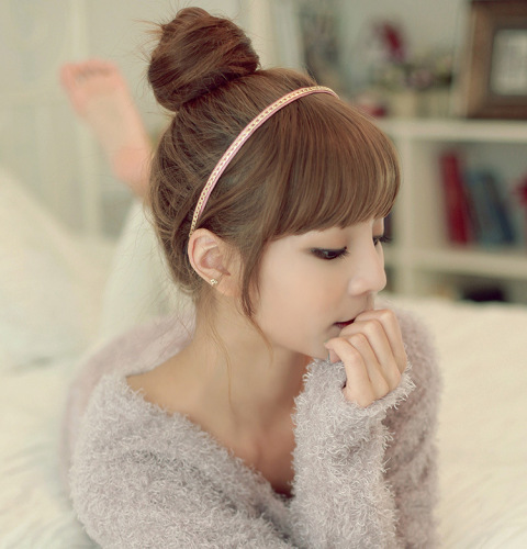 Wig with sideburns and bangs, medium thick style, natural bangs