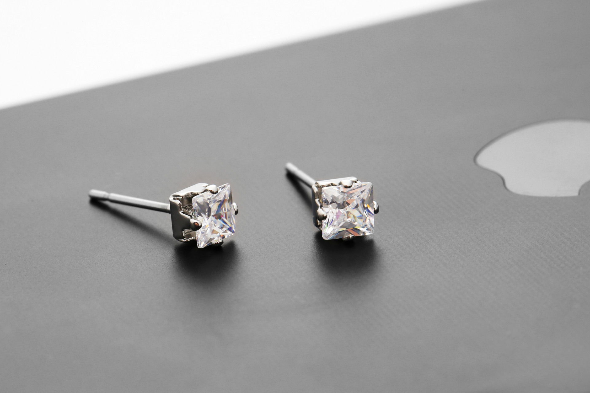 New Fashion Crown Diamond Copper Plated White Gold Four-claw Crystal Stud Earrings For Women Wholesale display picture 11