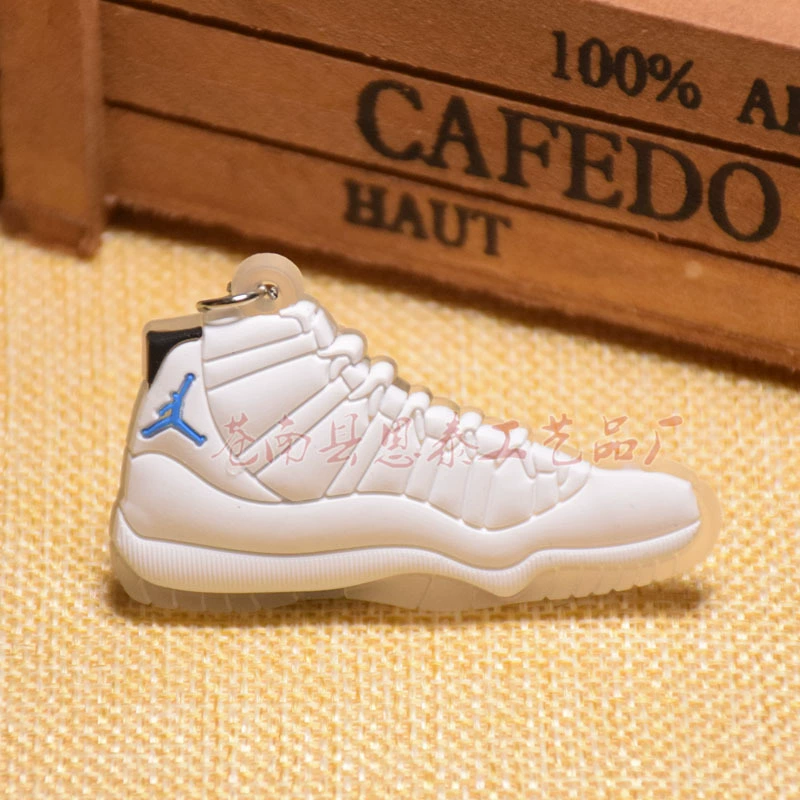 Брелок (Air Jordan) миниатюрная кроссовка Jordan 11, мягкий PVC, 6×3.5 см, легкая коллекционная вещь