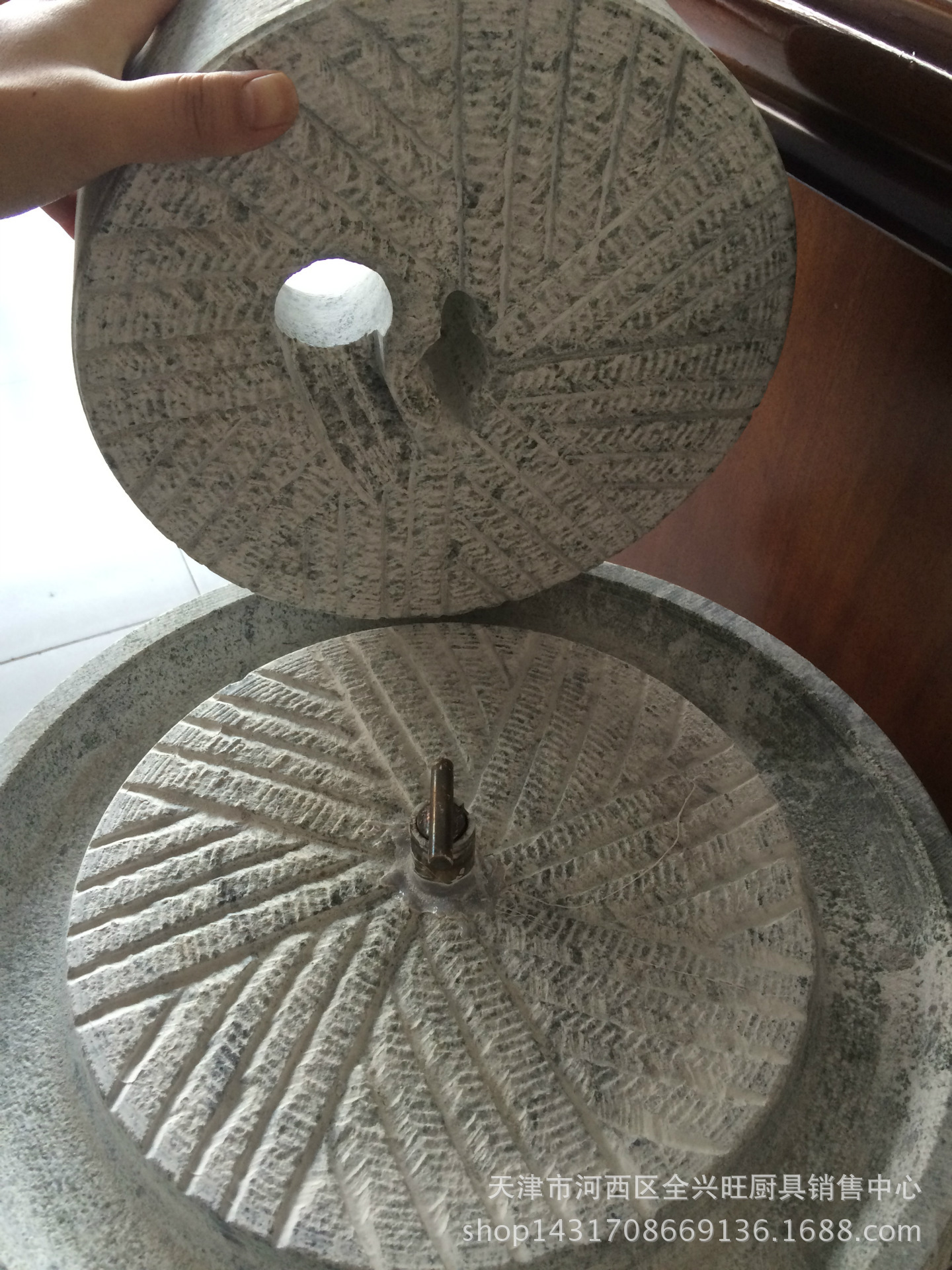 石磨平放还是竖放,石磨怎样放才能镇宅,门前放了个石磨好_大山谷图库