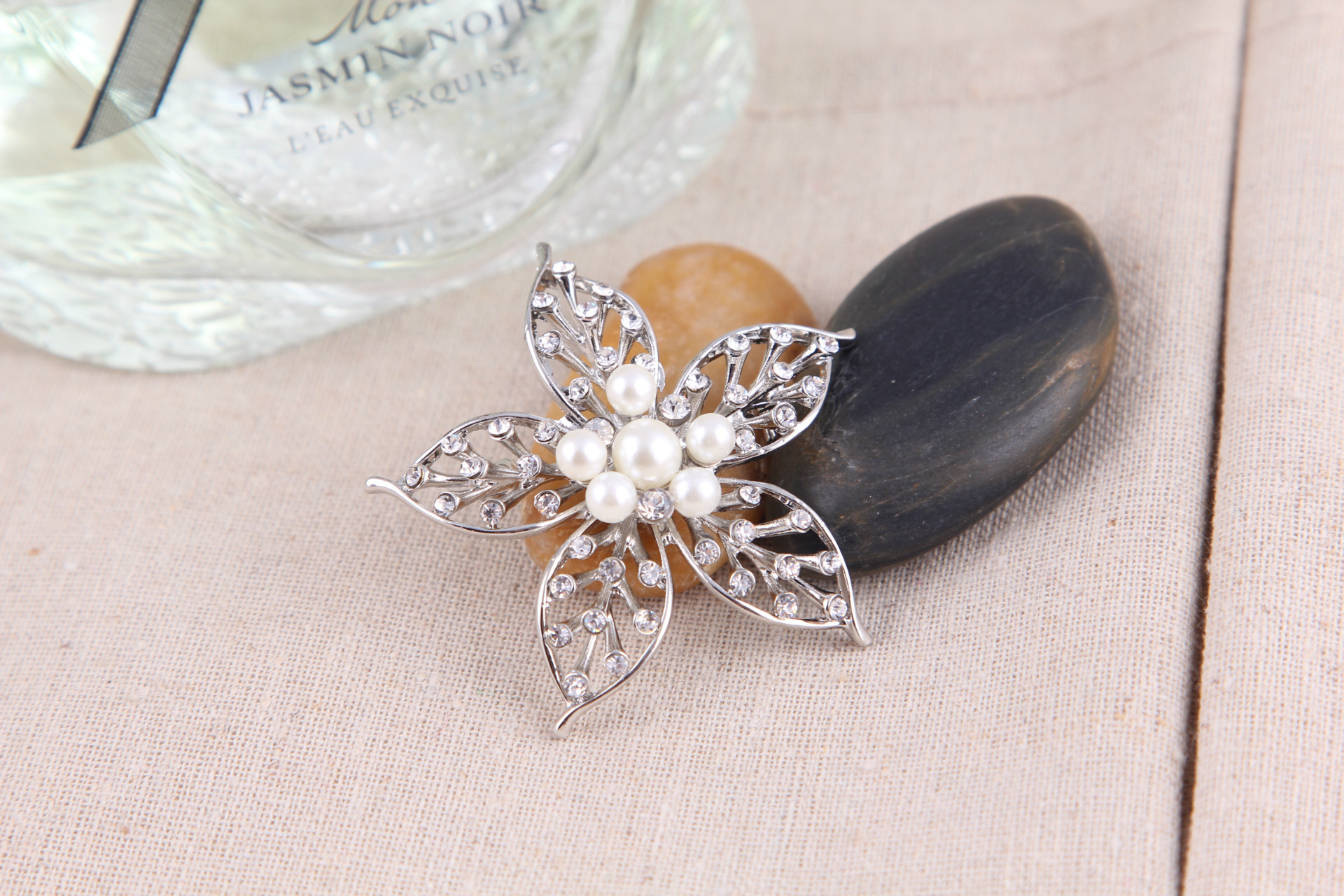 Perlų sagė penkiakampė žvaigždė elegantiškas aksesuaras_voghion.com