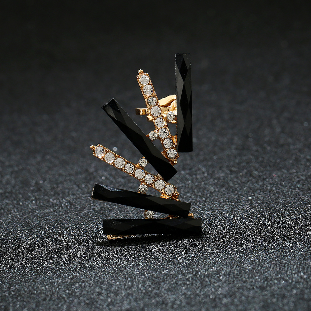 Diamond-studded Geometric Earrings display picture 5