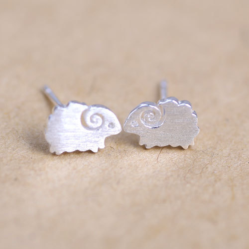 Cute Little Sheep Animal Ear Stud Chapado En Aleación Simple Sheep Matte Ear Pin Al Por Mayor display picture 1