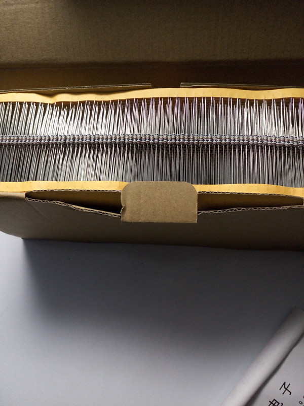 金属氧化膜电阻0.25W 100R 5%编带