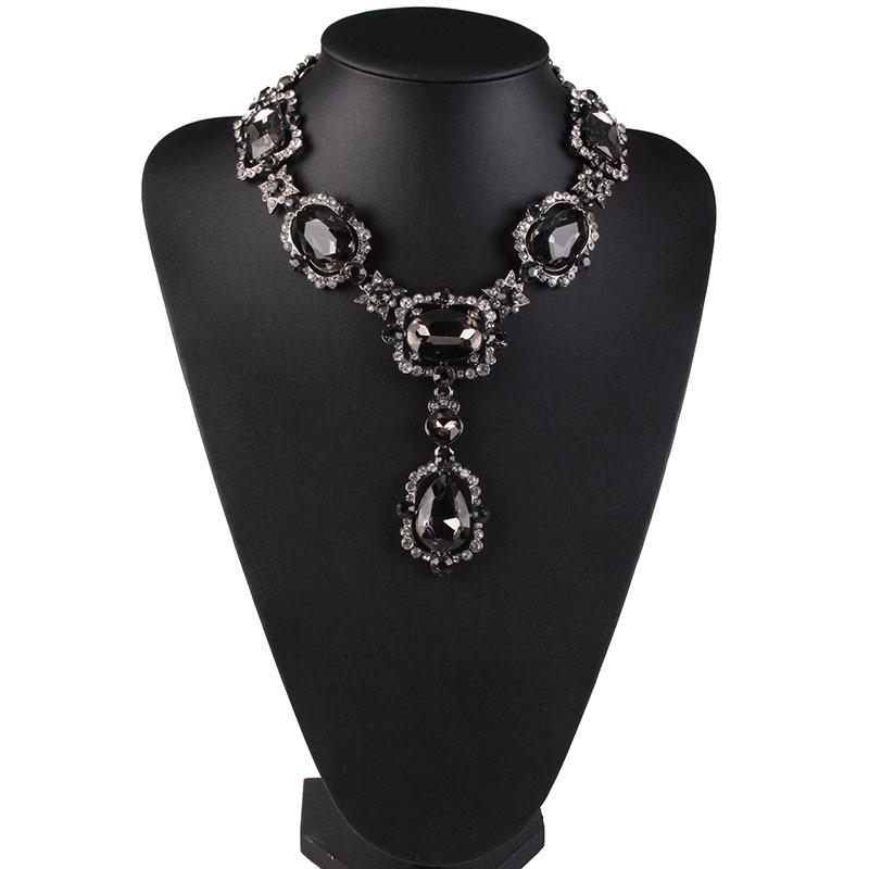 Fashion Geometric Alloy Diamond Rhinestones Necklace display picture 3