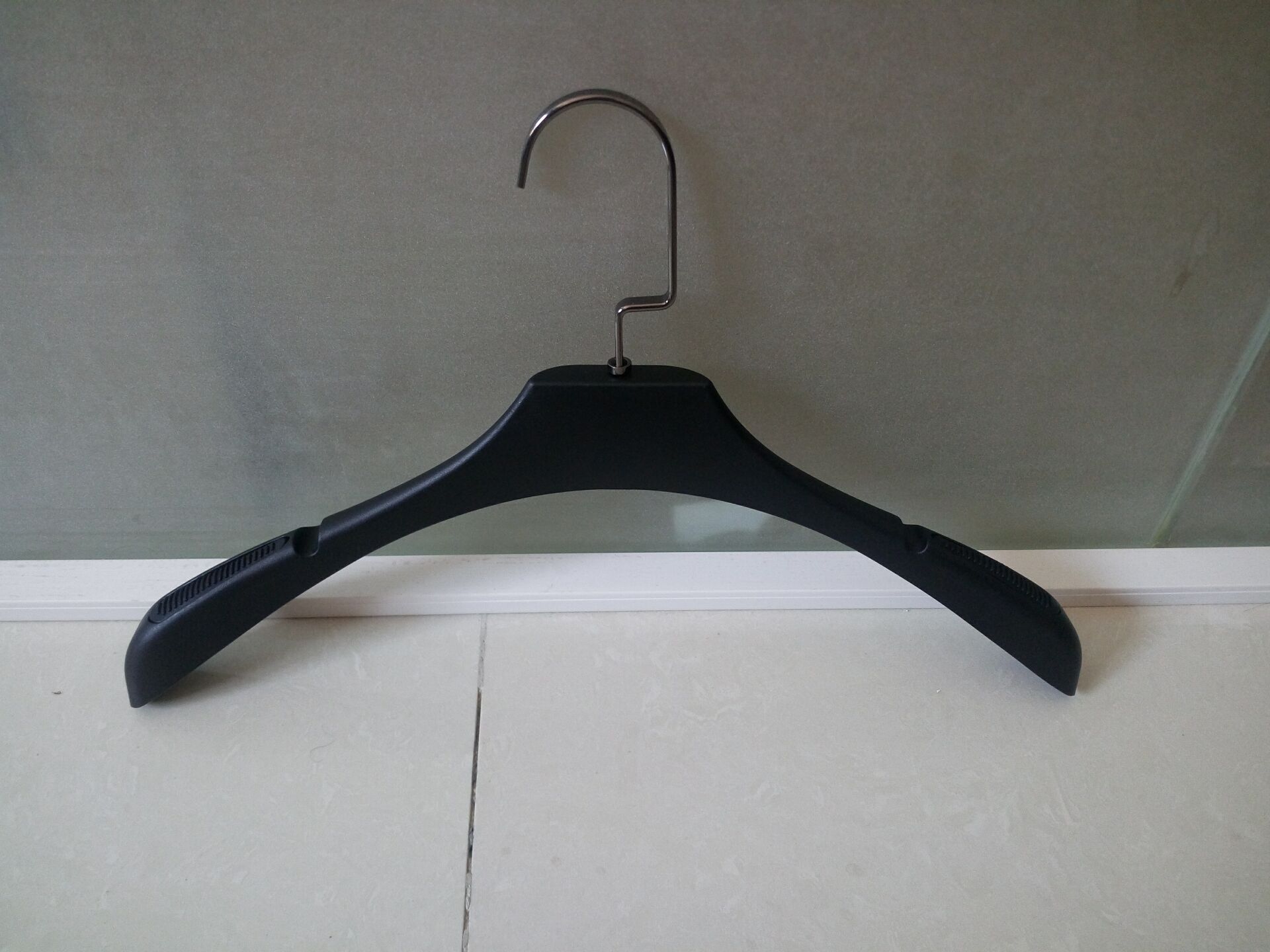 批发采购展示衣架-衣架塑料 女装衣架磨纱黑色