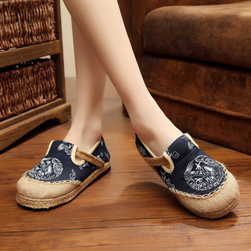 Tai chi kung fu shoes for women Thai national shoes hand woven flat heel round head easy to wear a non slip dragon totem cover shoes