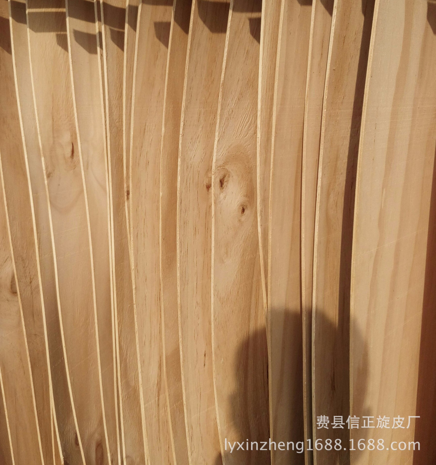 进口新西兰辐射松旋切生态板用750丝无节木皮 松木皮实木木皮-阿里巴巴