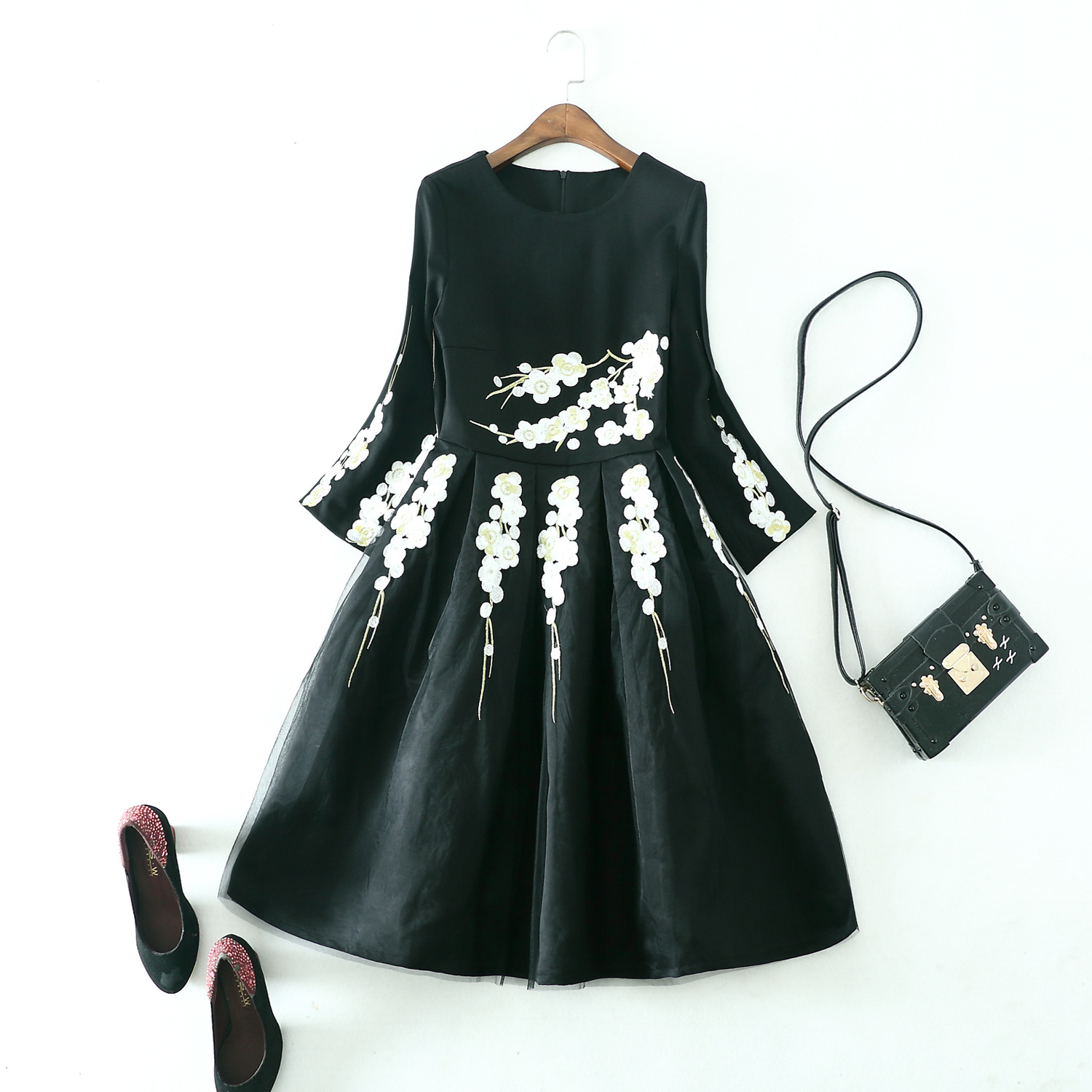 连衣裙礼服_rasa秋冬新品重工梅花百褶中长款