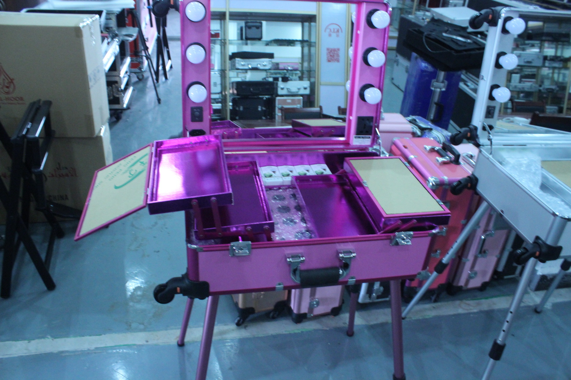 24寸直销支架专业拉杆万向轮音乐化妆箱可挂卷棒6led灯泡调光24寸