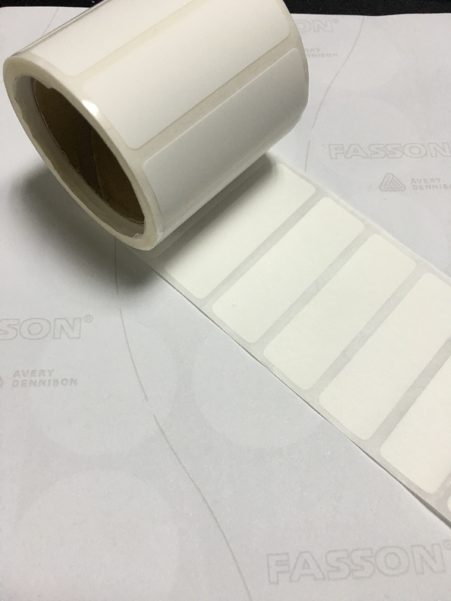 avery dennison不干胶抗化学品标签局部涂胶彩印标签