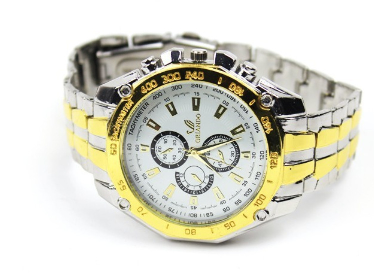 금색과 흰색 국수 사이