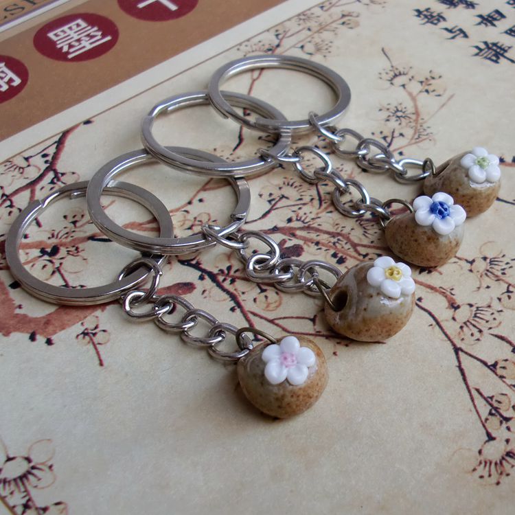 现货批发手工捏造陶瓷 小饰品包挂 特色时尚流行饰品地摊商品代发