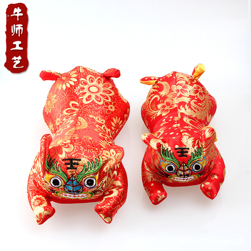 Origen Fabricante Shanxi Bordado Tela de dos cabezas Tigre Juguete Muñeca Jacquard Satin Almohada Accesorios para fotos para bebés