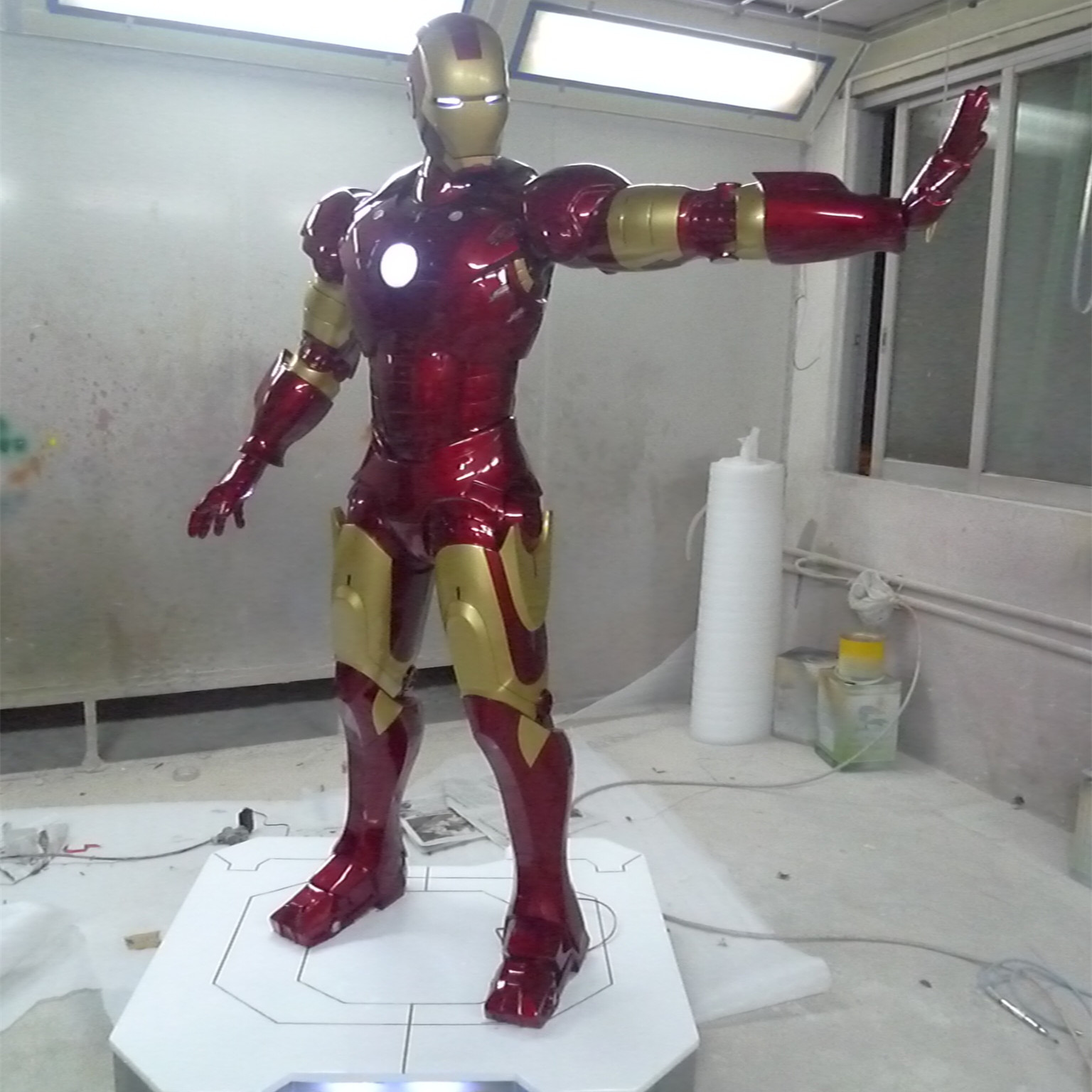 供应高品质亮光站姿玻璃钢钢铁侠影视英雄机铠甲战士摆件厂家定作