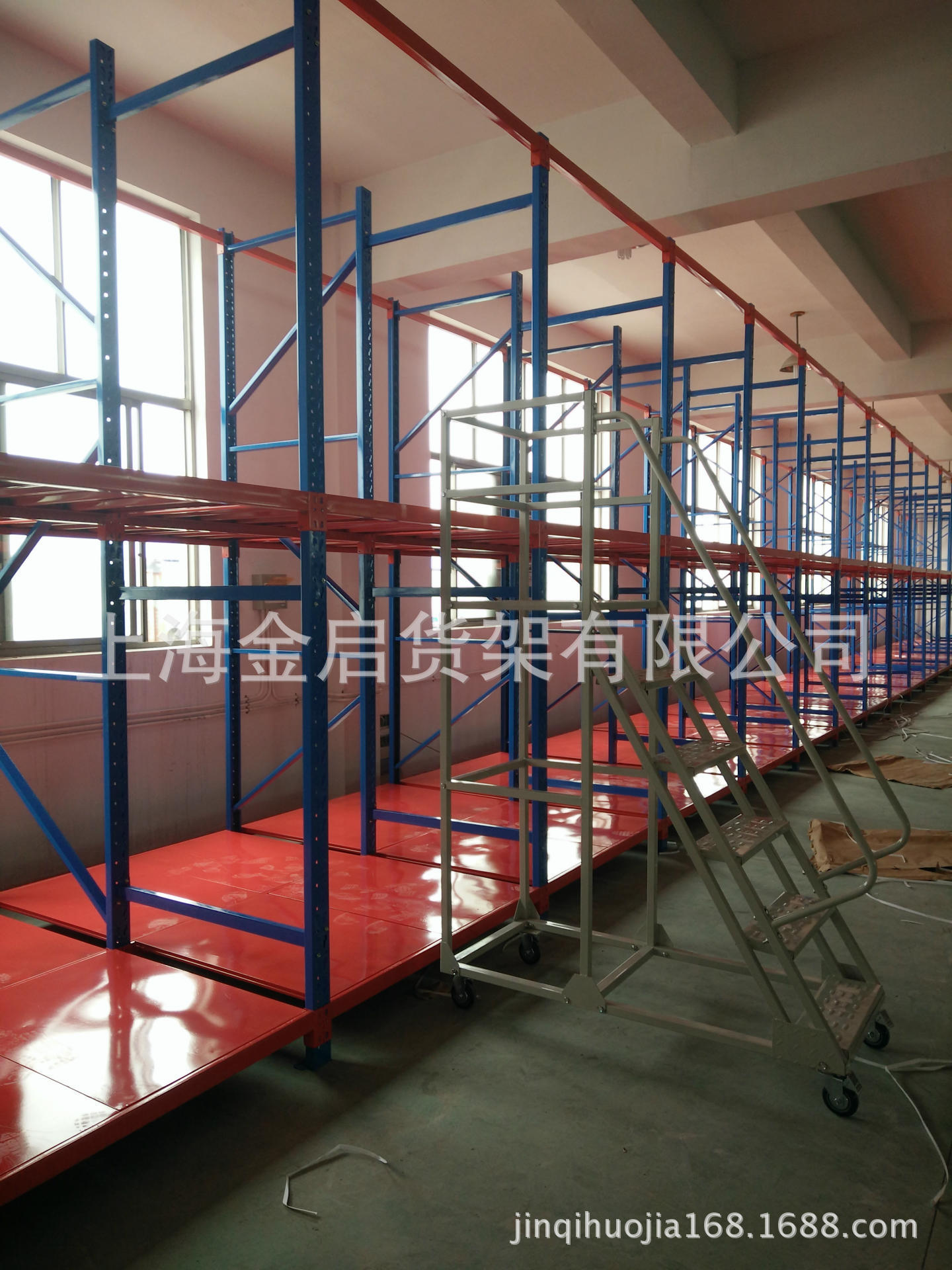 三立柱中型货架