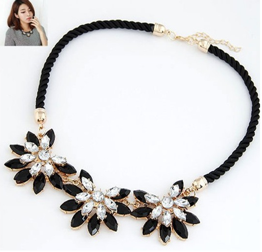 3560933364 787243202 Clavicle Chain Beach Vacation Wind Sun Flower Short Necklace Retro Three Flower Necklace Korean Wholesale