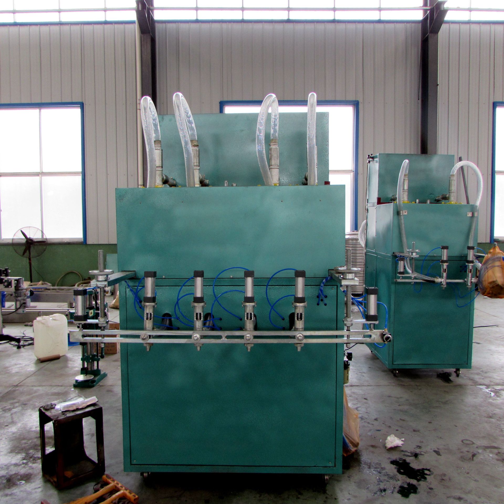 供应 乳胶漆灌装机 半自动双头粘稠液体灌装设备  容积定量灌装机