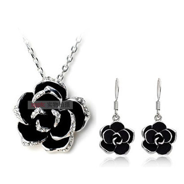 Fashion Exquisite Vintage Inlaid Austrian Diamond Oil Rose Personality Necklace Jewelry Set display picture 2