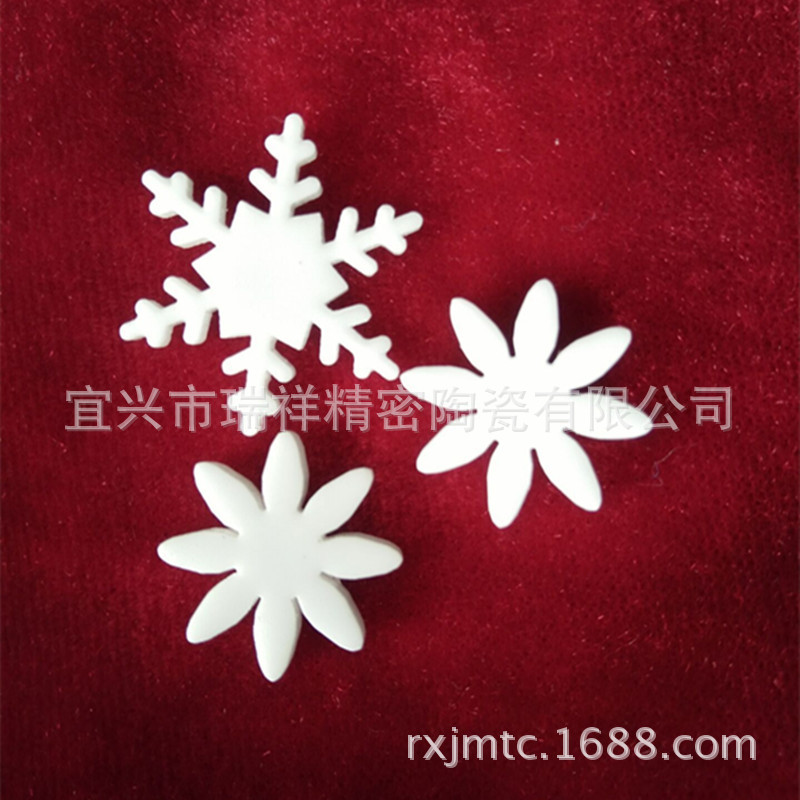 厂家现货氧化铝陶瓷饰品雪花饰品太阳花饰品工业陶瓷材料来图