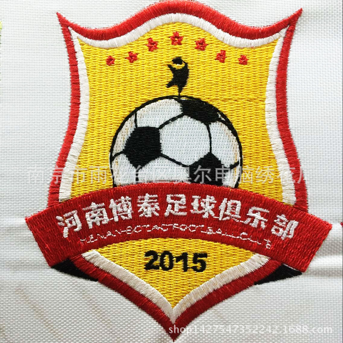 衣服刺绣服装绣字冲锋衣绣字定做卫衣刺绣logo定做绣花绣标志加工-阿里巴巴