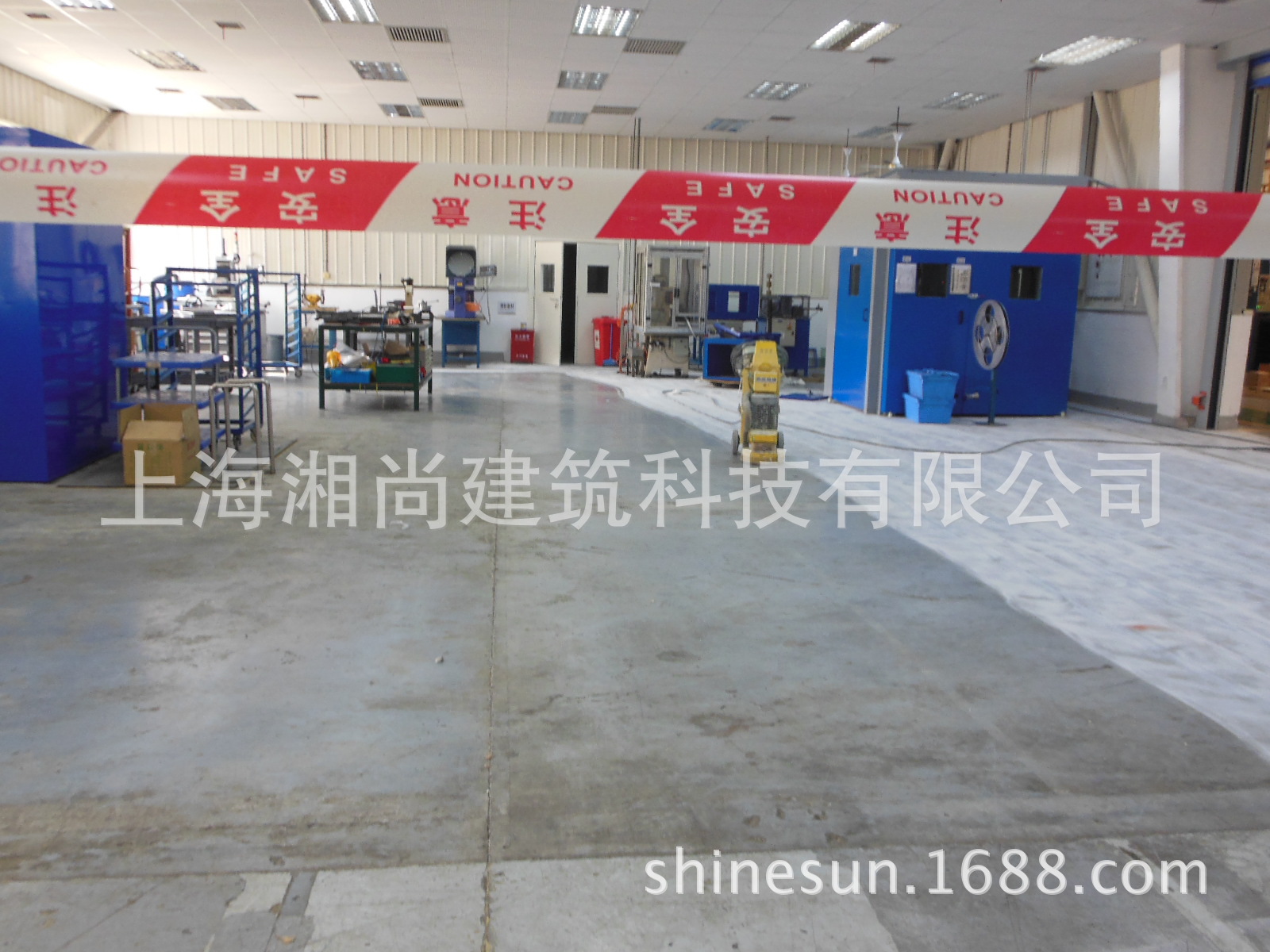 4客户工厂车间因要24小时生产,所以车间只能分半打磨施工